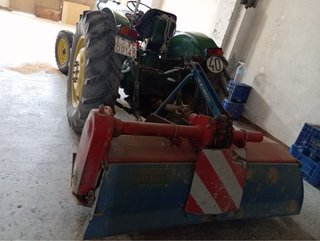 Tractor John Deere 1035 con fresa y cultivador