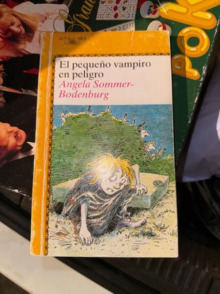 Libro El pequeño vampiro en peligro de Angela Somm