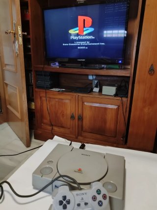PlayStation 1 gris con mando y cables