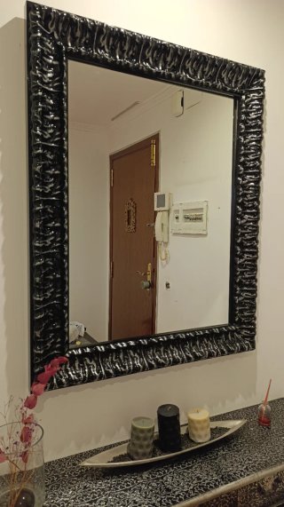 Recibidor con espejo negro y plata