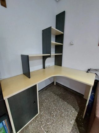 Scrivania in legno massello a forma di L