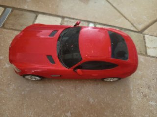 Coche y camión de juguete.