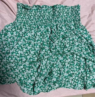 Falda verde con flores blancas