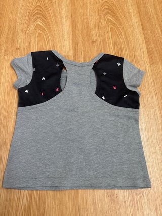 Camiseta Nike gris con logo rosa