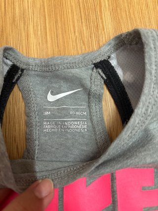 Camiseta Nike gris con logo rosa