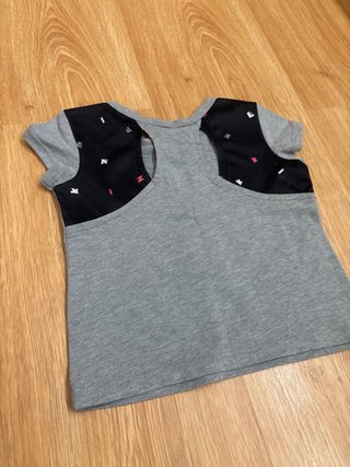 Camiseta Nike gris con logo rosa