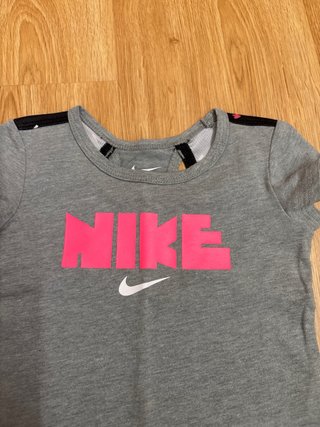 Camiseta Nike gris con logo rosa