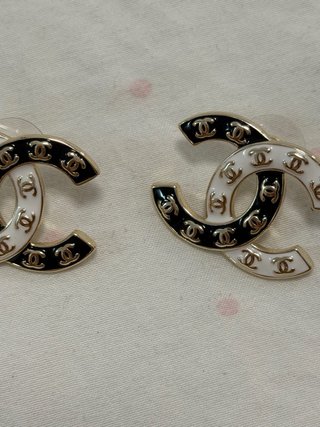 Pendientes Chanel CC Blanco y Negro