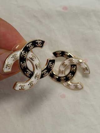 Pendientes Chanel CC Blanco y Negro