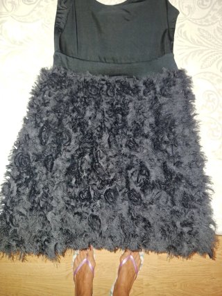 Vestido negro con falda de pelo