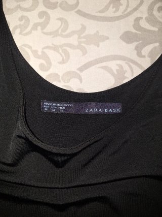 Vestido negro con falda de pelo