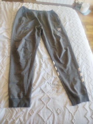 Pantalón deportivo Adidas gris