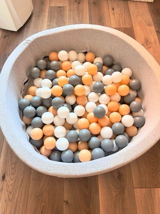 Piscina infantil con pelotas