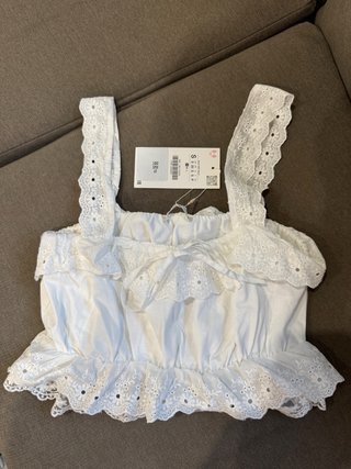 Top blanco con volantes y encaje talla S