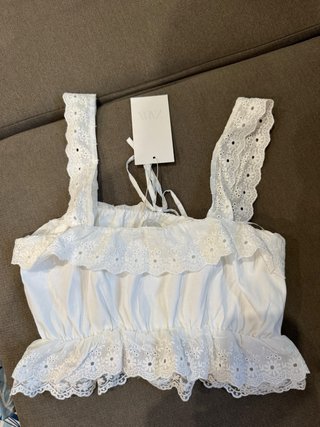 Top blanco con volantes y encaje talla S
