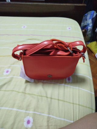 Bolso color coral con flores troqueladas