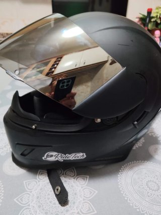 Casco de moto negro poco usado, lleva su funda.