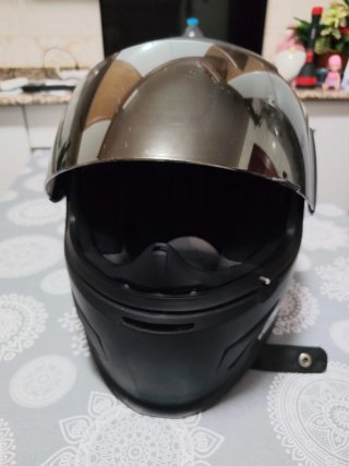 Casco de moto negro poco usado, lleva su funda.