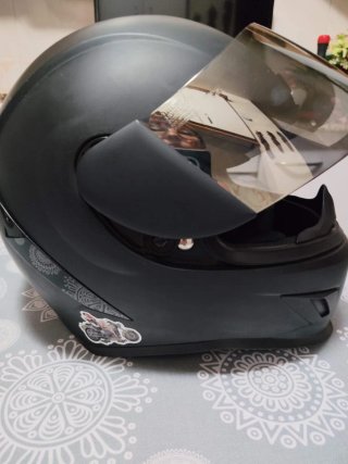 Casco de moto negro poco usado, lleva su funda.
