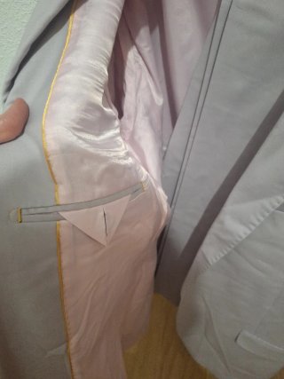 Traje de hombre rosa nuevo
