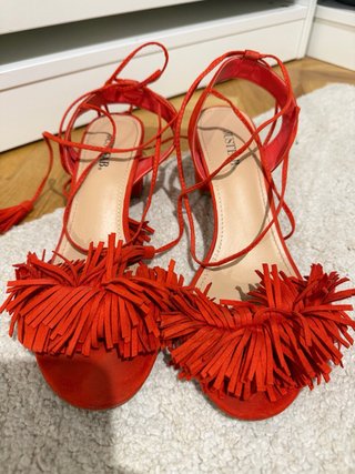 Sandalias rojas con flecos y cordones