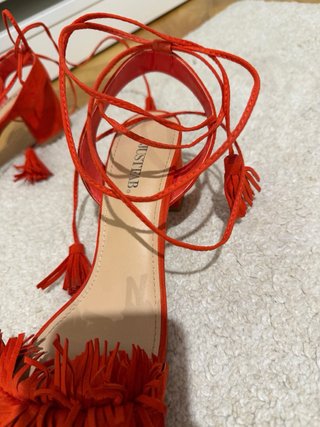 Sandalias rojas con flecos y cordones