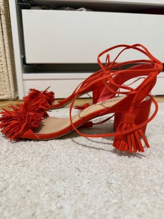 Sandalias rojas con flecos y cordones