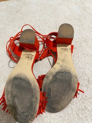 Sandalias rojas con flecos y cordones
