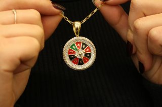 Collar con colgante de ruleta de casino