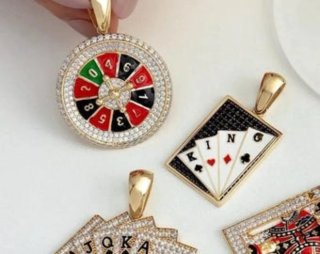 Collar con colgante de ruleta de casino