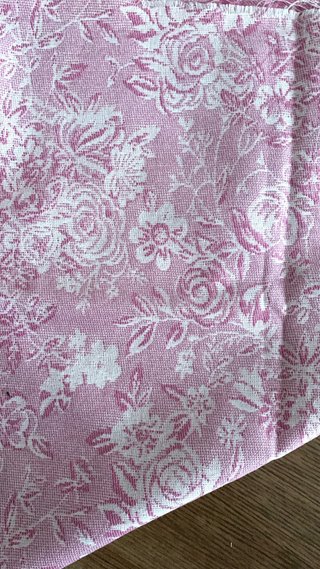 Tela rosa con estampado floral blanco