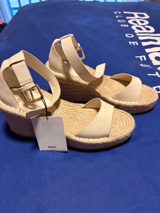 Sandalias cuña Mango Beige