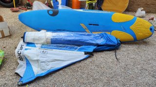 Tabla windsurf con vela y funda