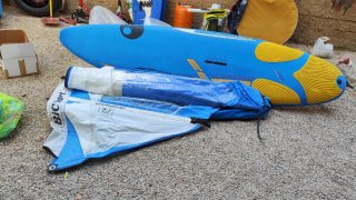 Tabla windsurf con vela y funda