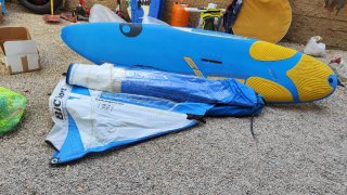 Tabla windsurf con vela y funda