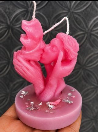 Vela decorativa pareja besándose