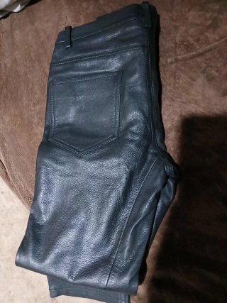 Pantalón efecto piel Zara Talla 36