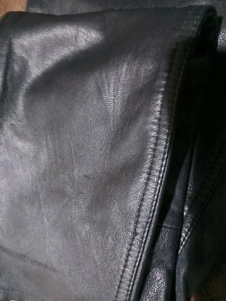 Pantalón efecto piel Zara Talla 36