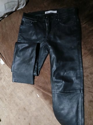 Pantalón efecto piel Zara Talla 36