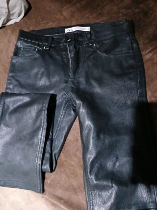 Pantalón efecto piel Zara Talla 36