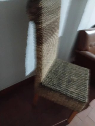 Sillas antiguas de mimbre y madera
