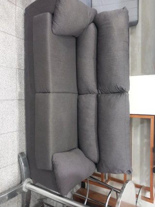 Sofá de tela gris
