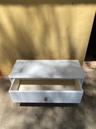 Mueble provenzal blanco con cajón