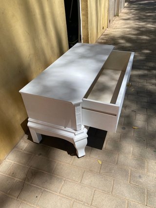 Mueble provenzal blanco con cajón
