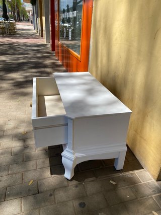 Mueble provenzal blanco con cajón