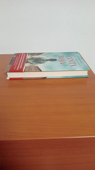 ★ La cinta roja — Lucy Adlington ★