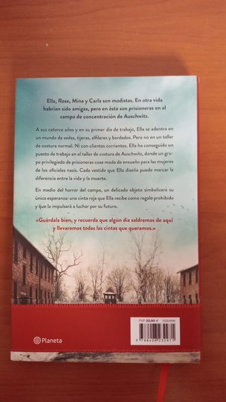 ★ La cinta roja — Lucy Adlington ★