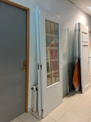 Puertas blancas con manillas plateadas