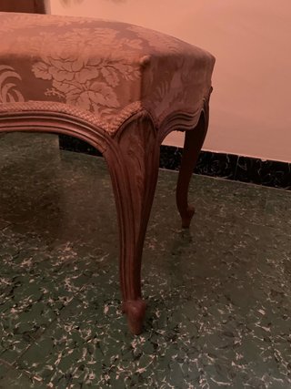 Banqueta Luis XV · Damasco rosado · Nogal tallado
