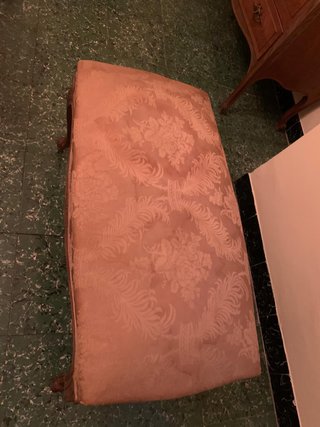 Banqueta Luis XV · Damasco rosado · Nogal tallado